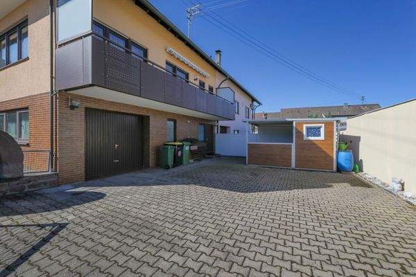 Rückansicht mit Garage und Hof