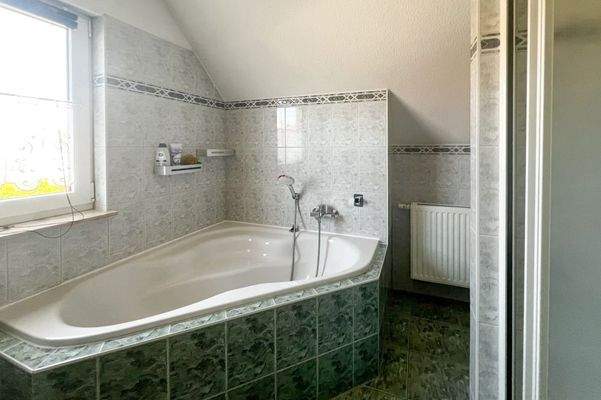 Tageslichtbad mit Wanne