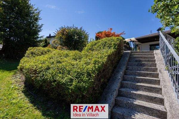 Aufgang zur oberen Terrasse