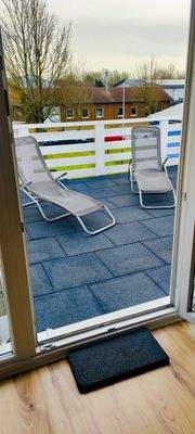 Sonnenbalkon mit brandneuer hochmoderner Markise