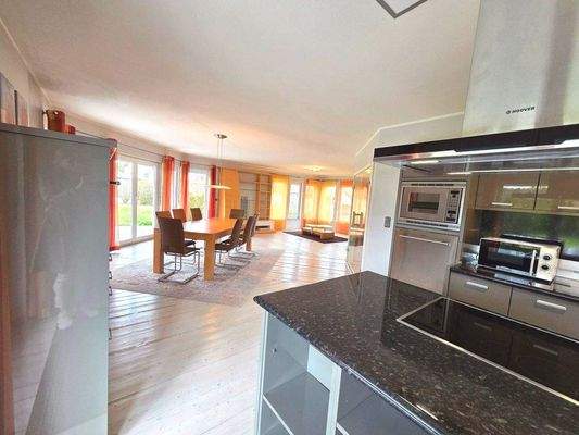 Hochwertige Einbauküche mit Kochinsel