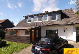 Zweifamilienhaus mit großem Garten