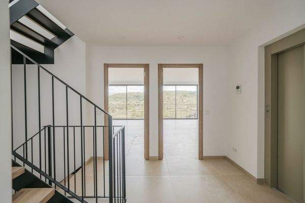 Aufgang und Lift in das Untergeschoß