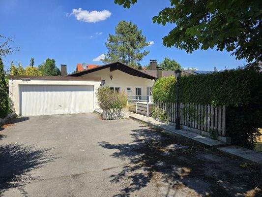 Einfahrt und Doppelgarage