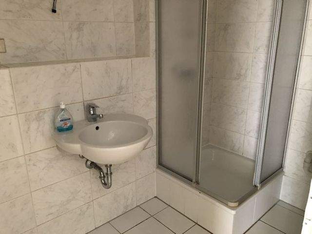 Schickes Appartment mit Parkettfußboden, EBK, AR, Terrasse u. Garten! - Photo 2