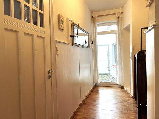 Flur m. Blick zum Balkon