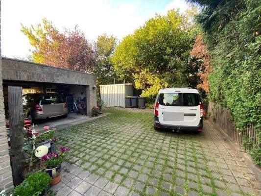 Doppelgarage und Stellplatz