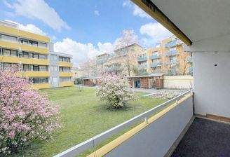 Ausblick vom Balkon in den garten grünen Innenhof