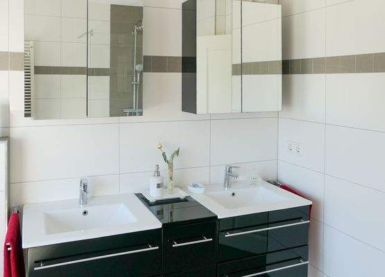 modernes Bad mit 2 Waschtischen