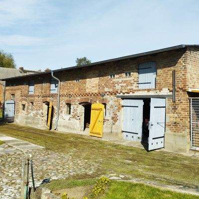 Wirtschaftsgebäude mit Garage