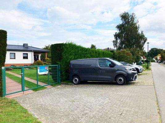 Hauseigene PKW-Stellplätze