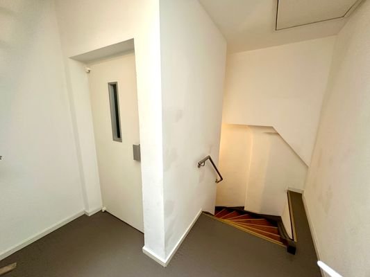 Aufzug / Treppe