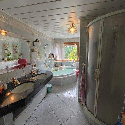 Helles Badezimmer mit Dusche