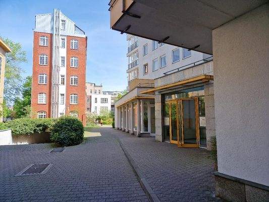 Hinterhof mit Einfahrt Tiefgarage.jpeg