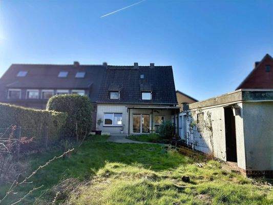 ...und die Rückansicht mit Zugang zur Garage