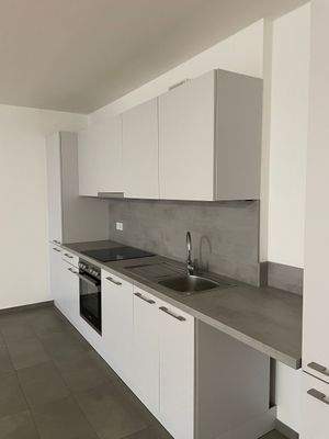 Moderne Küche mit Geräten