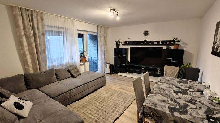 Wohnbereich mit Zugang zum Balkon