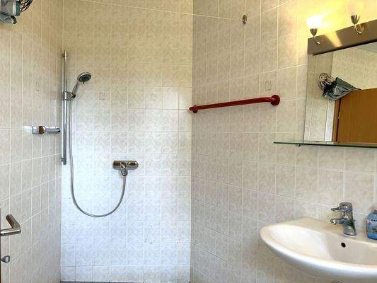 Badezimmer mit Dusche im Erdgeschoss