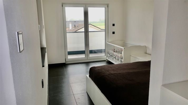Elternschlafzimmer mit Zugang zum Balkon