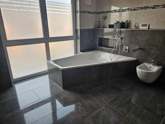 Wanne und Bidet im Bad