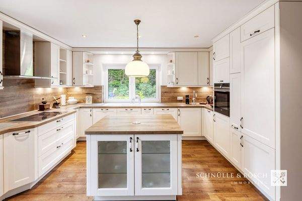 Hochwertige Einbauküche mit Buffet-Insel