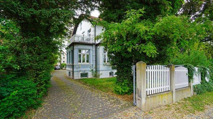 Über eine mit elektrischem Tor gesicherte Grundstückszufahrt sind die Stellplätze erreichbar