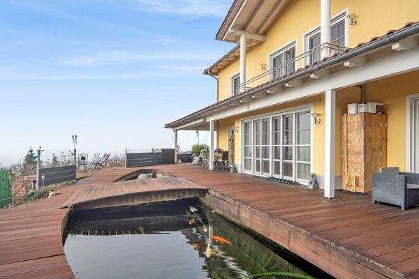 Terrasse mit Koiteich