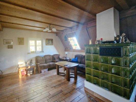 gemütlicher Wohnbereich mit Kachelofen im OG