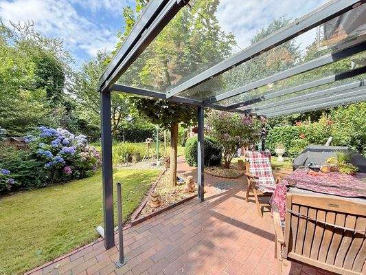 2. Haus / große überdachte Terrasse