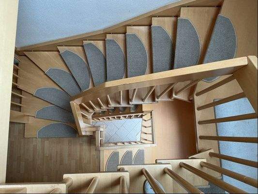 Holztreppe  im Treppenhaus