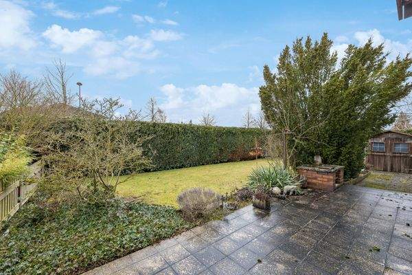 Terrasse mit Blick in den Garten