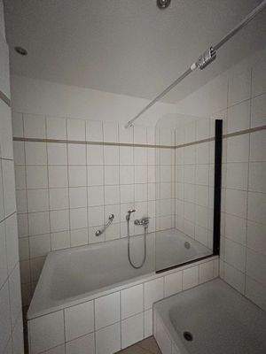 1 Badezimmer mit Wanne