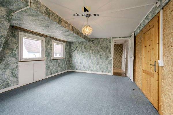 Dachgeschosszimmer mit Charakter durch schräge Wände.