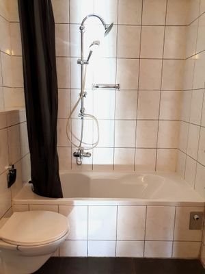 Bad mit Badewanne