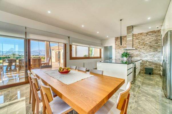 Große Fensterfrontensorgen sorgen für viel Licht