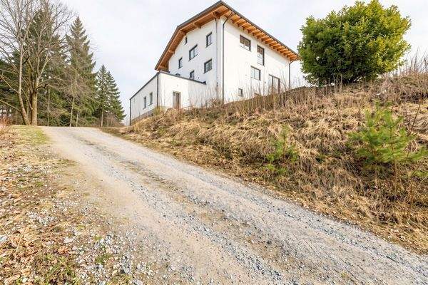 Außenansicht mit Auffahrt