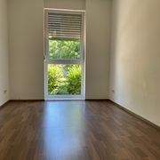 Leeres Zimmer mit Fenster