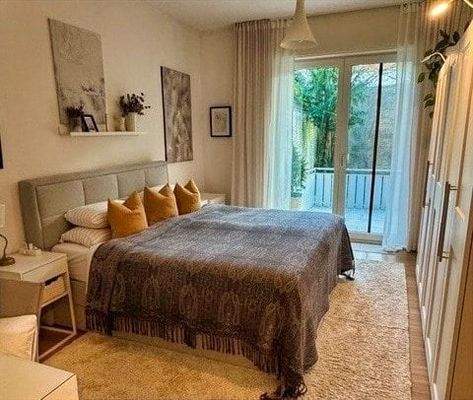 Schlafzimmer mit Zugang zum zur Terrasse EG