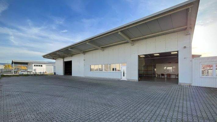 Gepflasterte Zufahrt auf dem Gelände