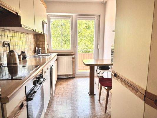 Küche mit Essecke und Ausgang auf den kleinen Ostbalkon