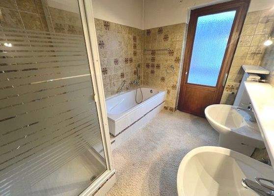 Bad mit Wanne und Dusche