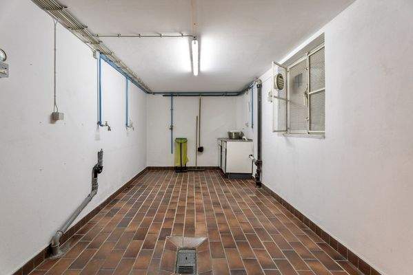 Multifunktionaler Kellerraum mit Klinkerboden 