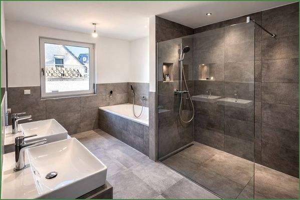 Badezimmer mit Badewanne und Dusche