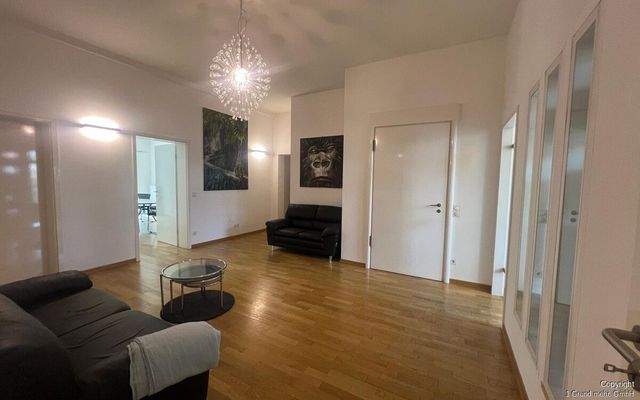 Einladender Empfangsbereich mit großzügigem Eingangsflur