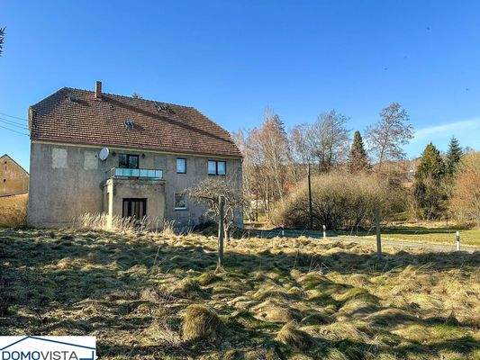 9. Blick in den Gartenbereich und auf das Wohnhaus