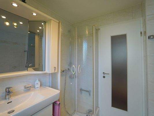 Tageslichtbad mit Wanne und Dusche