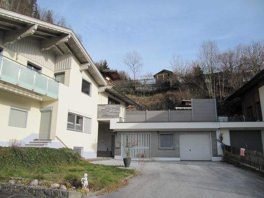 Hausansicht mit Werkstatt und Garage