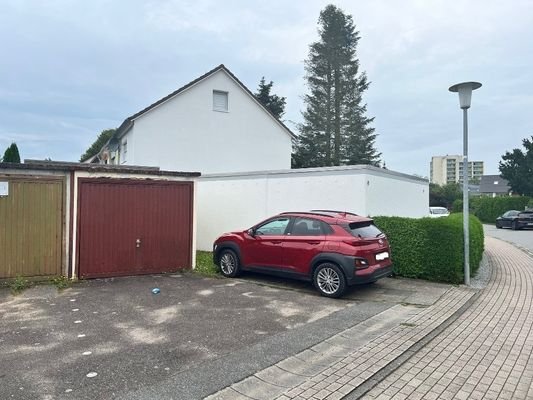 Garage und Stellplatz