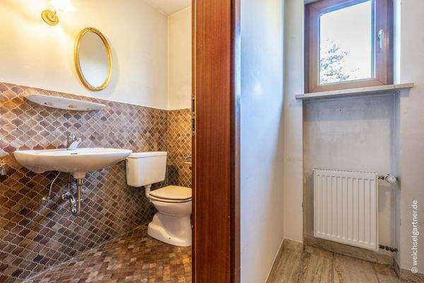 Gäste-WC, rechts die Garderobe