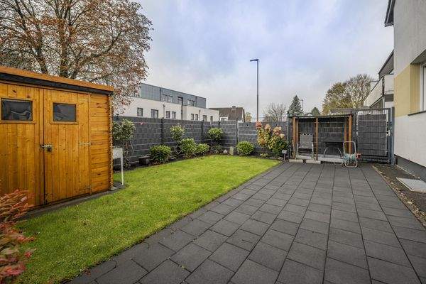 Garten mit Gartenhaus und Zugang